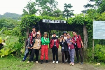 Peserta Perkemahan Antar Satuan Karya Nasional Tahun 2022 Gelar Pendakian dan Konservasi Kawasan di Bukit Pinteir Bangka Tengah